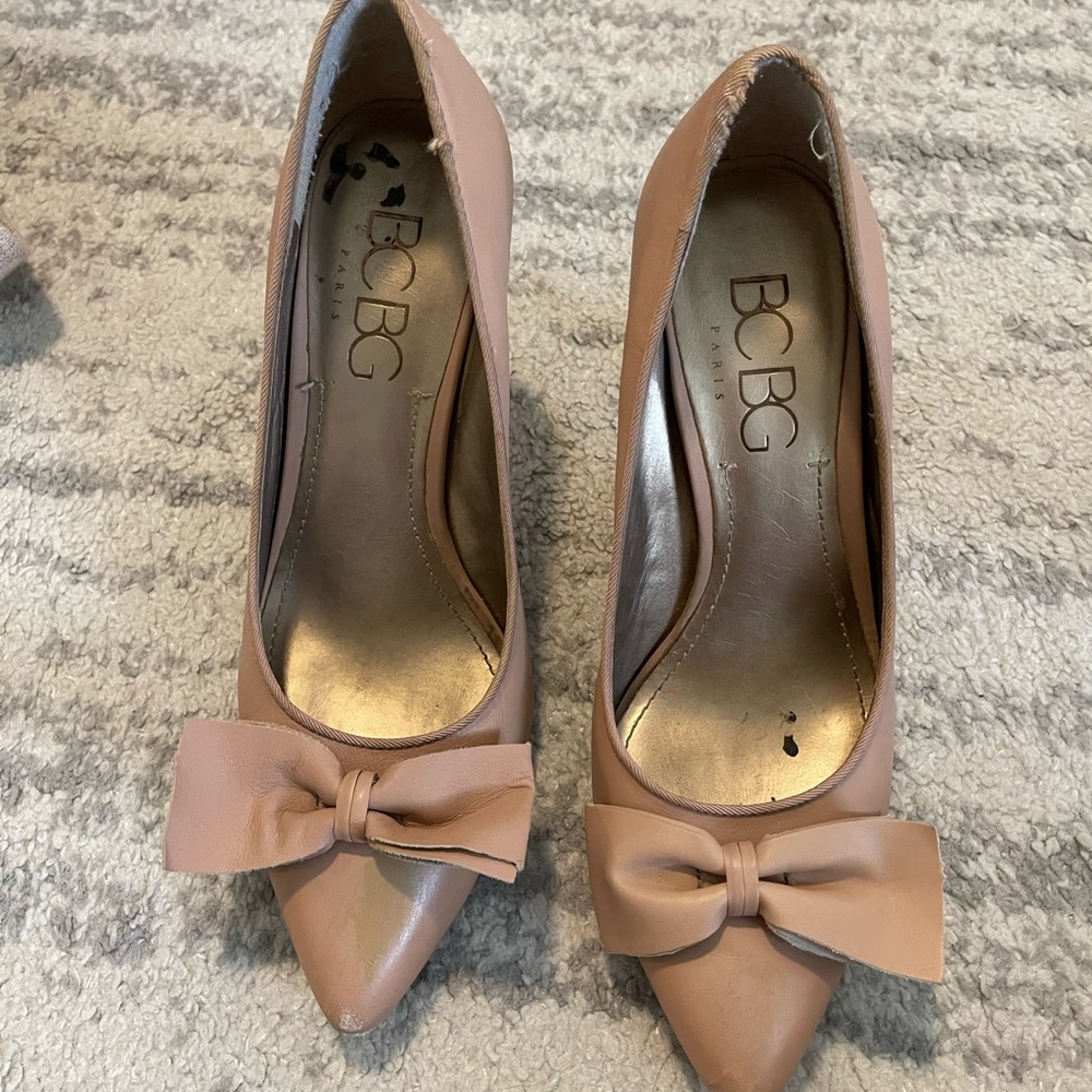 BCBG nude bow heels